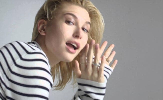 OMG! अपने खून से बनी फेस क्रीम लगाती है यह मॉडल