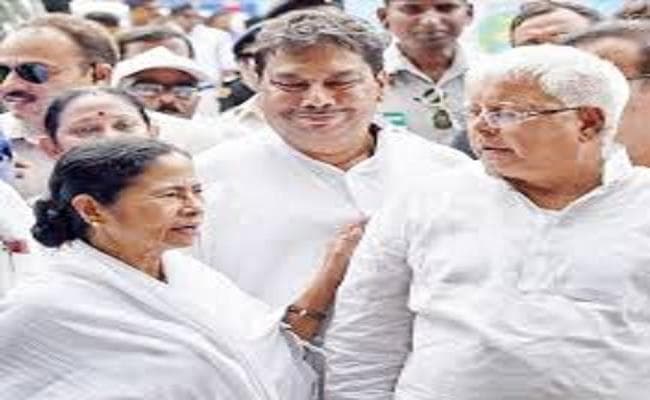 विपक्षी दलों की रैली में शामिल होने के लालू के न्योते को ममता ने किया स्वीकार