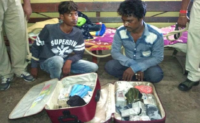 देवघर : 98 मोबाइल के साथ दो शख्स हिरासत में लिये गये