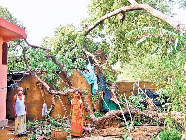 Deoghar: आफत बनकर आयी आंधी-बारिश, शहर हुआ अस्त-व्यस्त