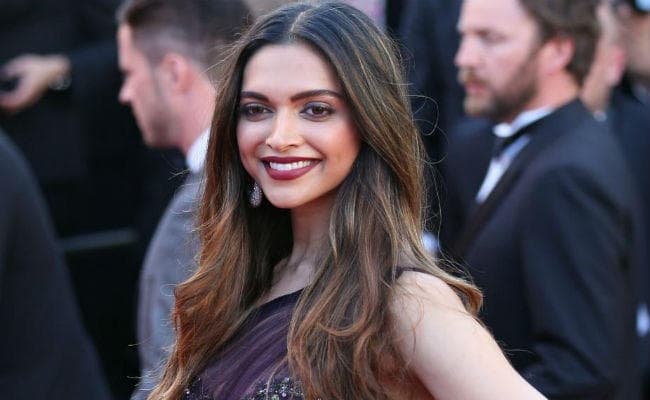 Cannes Film Festival 2017: रेड कारपेट पर उतरीं ''मस्तानी'' दीपिका पादुकोण, तस्वीरें वायरल...