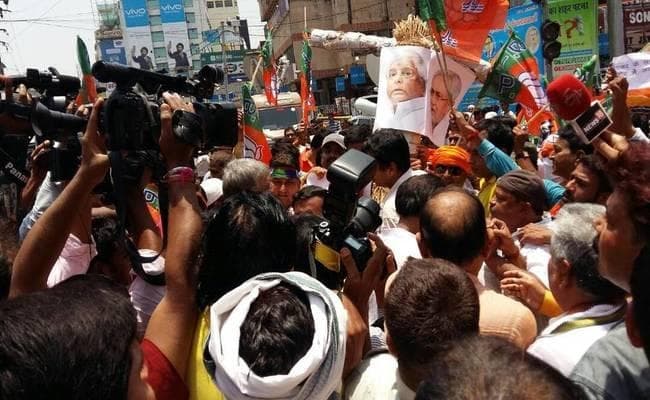 NDA ने नीतीश-लालू का पुतला फूंका, तेजस्वी पर RJD कार्यकर्ताओं को भड़काने का आरोप