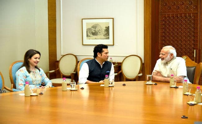 #SachinABillionDreams : नरेंद्र मोदी से मिले सचिन, फिल्म के बारे में बताया, आशीर्वाद लिया #SachinABillionDreams : नरेंद्र मोदी से मिले सचिन, फिल्म के बारे में बताया, आशीर्वाद लिया