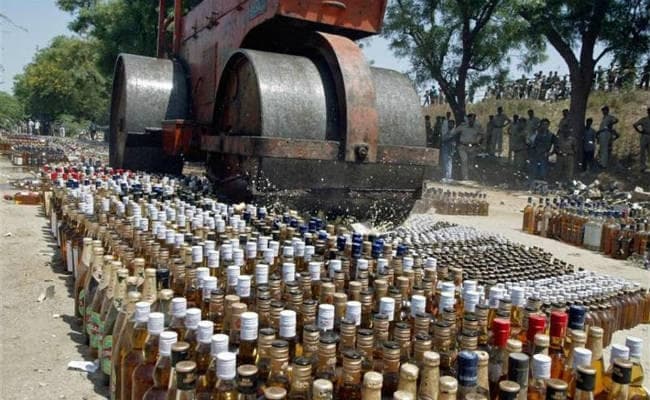 बिहार में जब्त शराब की बोतलों पर चला रोड रोलर, हजारों लीटर शराब नष्ट