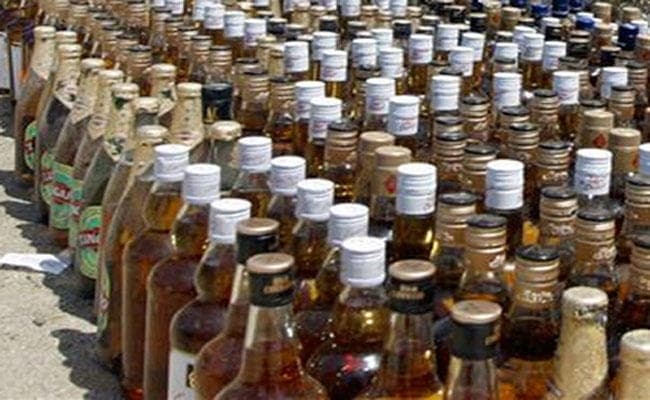 मछली के तालाब के तहखाने में रखी थी शराब की बोतलें, 1455 बोतल शराब के साथ एक गिरफ्तार
