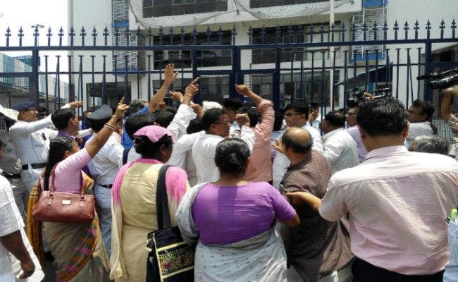 कोलकाता विधानसभा में लेफ्ट व कांग्रेस के विधायकों ने ममता सरकार के लाठीचार्ज का जताया विरोध, वाकआउट