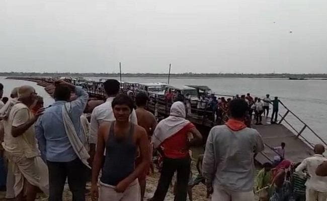 बिहार : तेज आंधी में टूटा पीपा पुल, कई गाड़ियां फंसी, दियारा से टूटा पटना का संपर्क