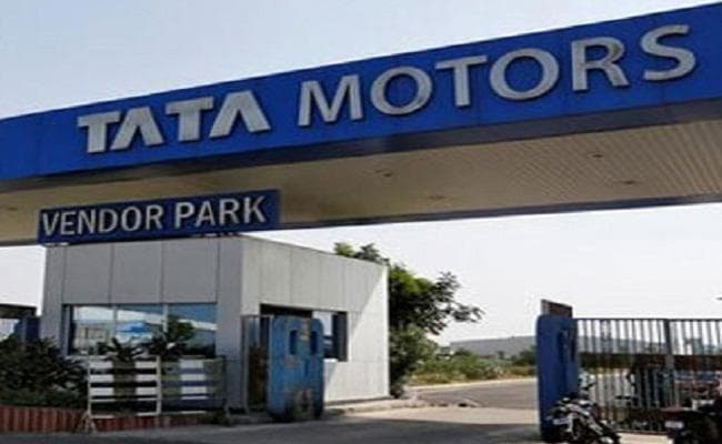 चौथी तिमाही में लाभ घटने के बाद टाटा मोटर्स ने मैनेजरों पर गिरायी गाज, 1500 लोगों को दिखाया बाहर का रास्ता