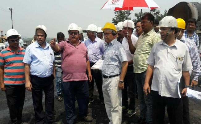 धनबाद-चंद्रपुरा रेल लाइन का अधिकारियों ने किया मुआयना