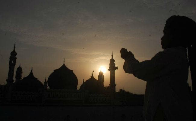 भारत में नहीं दिखा चांद, कल से रमजान