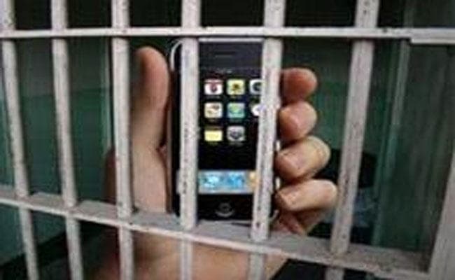 जेल के अंदर सेल में मोबाइल पर बात करते पकड़ा गया कैदी