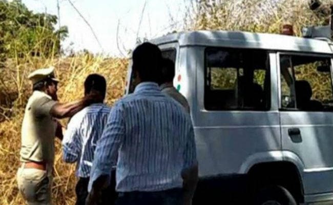 टीवी पत्रकार को कॉलर पकड़कर घसीटते हुए वैन में ले गई पुणे पुलिस, जानें क्या है मामला