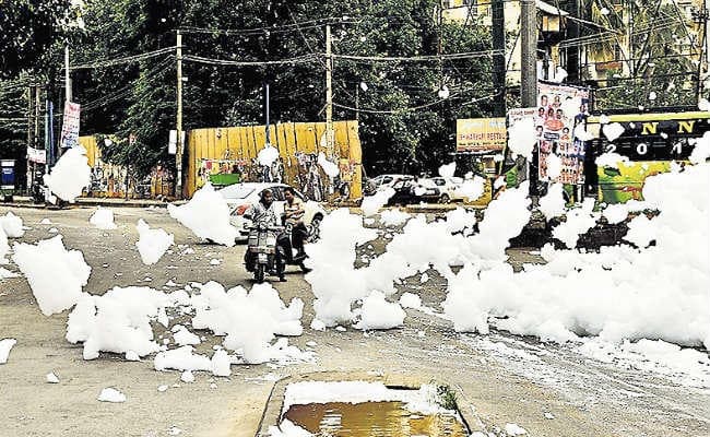 जानिए मॉनसून से पहले किस झील से निकला जहरीला झाग