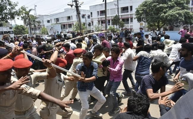 Bihar Inter Result 2017 पर बवाल, फेल छात्रों पर पुलिस ने किया लाठी चार्ज, देखें वीडियो