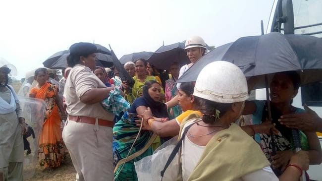 कोडरमा : थर्मल पॉवर प्लांट के ऐस पोंड निर्माण को लेकर विरोध, लाठीचार्ज, आठ पुलिसकर्मी घायल