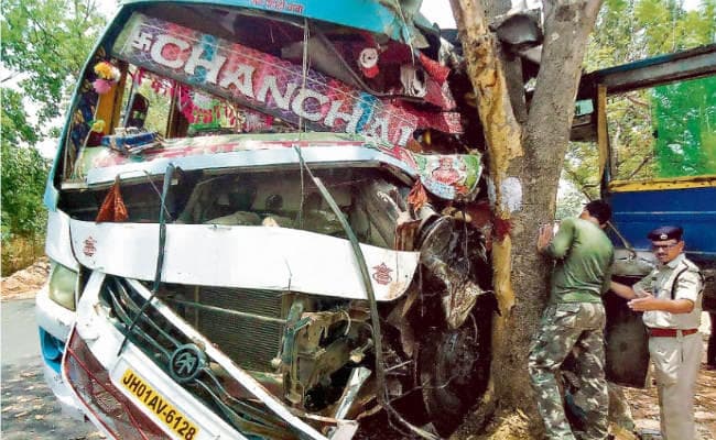 खूंटी में बस पेड़ से टकरायी, चार मरे