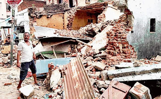 थूकने का विरोध किया तो चलायीं गोलियां, रोड़ेबाजी
