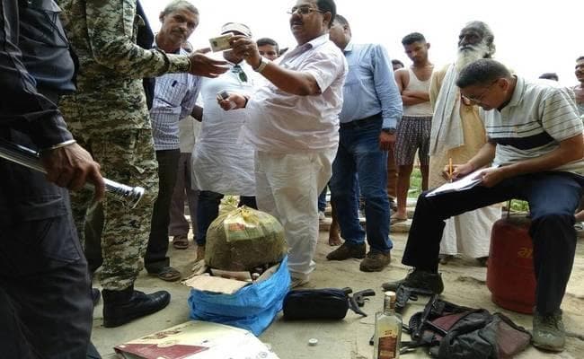 बिहार : नवादा में भारी मात्रा में हथियार और शराब बरामद
