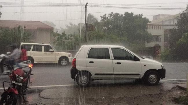 रांची : बारिश से सुकून मिला, पर शहर कहीं खूबसूरत तो कहीं दिखा बदहाल, देखें तसवीरें