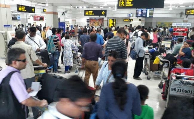 दार्जिलिंग में हिंसा के बीच पहाड़ पर ही जमीं ममता, झारखंड के कई पर्यटक फंसे, हेल्पलाइन नंबर जारी