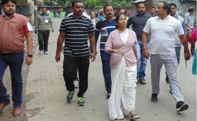 दार्जिलिंग : तनावपूर्ण माहौल में मुख्यमंत्री का मार्निंग वॉक