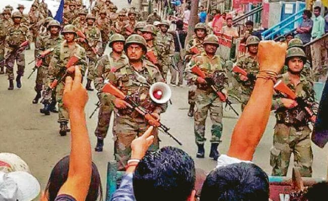 दार्जिलिंग : आइटीआइ कॉलेज फूंका, रोकी बस, हालात सामान्य होने तक दार्जिलिंग में ही रहेंगी सीएम