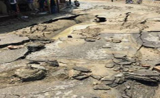 वाराणासी : तेज धमाके के साथ धंस गयी सड़क, लोगों के घरों में घुसा पानी