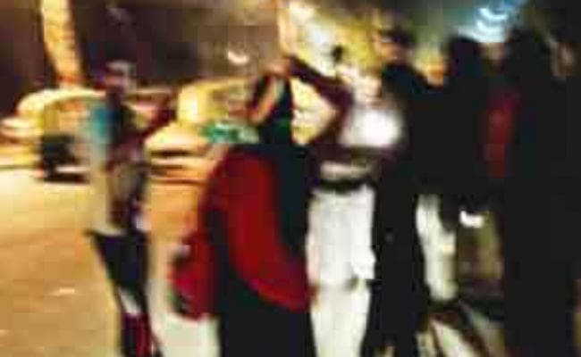 VIDEO: पब की महिलाकर्मी ने छेड़छाड़ करने वाले को जमकर धुना, वीडियो हुआ वायरल