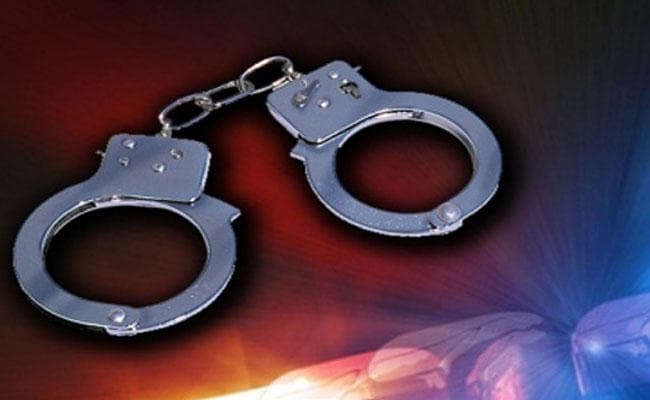 महिला डॉक्टर से मोबाइल छिनताई के आरोप में तीन गिरफ्तार