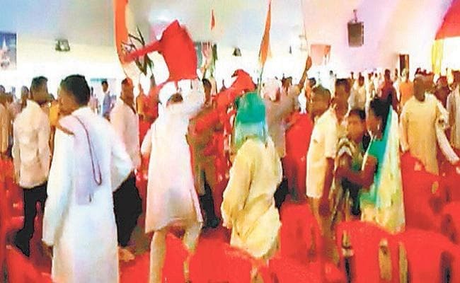 VIDEO : बक्सर में बीजेपी के कार्यक्रम में हंगामा, कांग्रेस विधायक समर्थकों ने तोड़ीं कुरसियां, किया पथराव