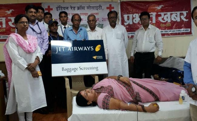 जेट एयरवेज के कर्मचारियों ने किया रक्तदान
