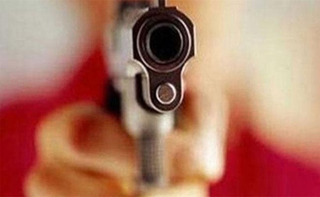 पति के सिर पर बंदूक रख पत्नी से दुष्कर्म