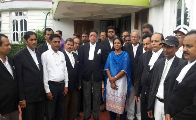 दुमका : बंदोबस्त पदाधिकारी को हटाने की मांग को लेकर मंत्री को घेरा