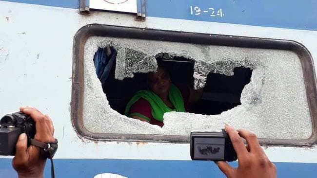 धनबाद -चंद्रपुरा रेललाइन : तसवीरों में देखें लोगों का आक्रोश, एलेप्पी समेत कई ट्रेनों में तोड़फोड़