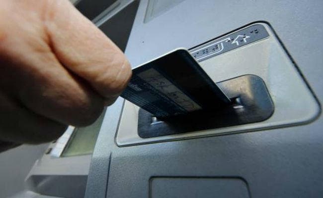 VIDEO : ATM मशीन में चोरी करते इस शख्स को देखकर चौक जायेंगे आप !