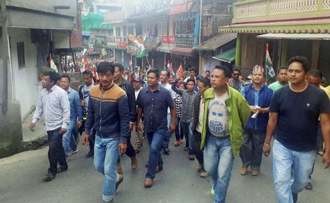 दार्जीलिंग: पहाड़ पर हालात बेकाबू, पर्यटक फंसे, तस्वीरों में देखें हालात