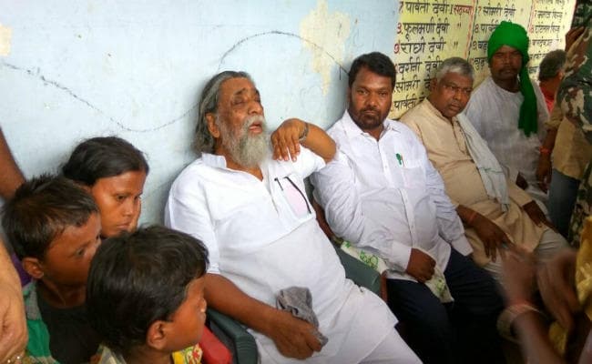 शिबू सोरेन पहुंचे मोतीलाल बास्के के गांव, कहा - विधानसभा में उठायेंगे मामला