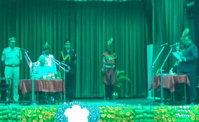 पटना हाइकोर्ट के चीफ जस्टिस राजेंद्र मेनन ने दिलायी केशरीनाथ त्रिपाठी को बिहार के कार्यकारी राज्यपाल पद की शपथ