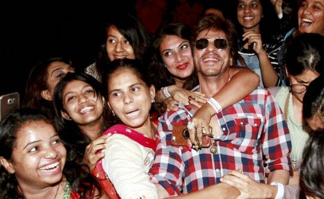 ‘जब हैरी मेट सेजल’ का गाना ‘राधा’ रिलीज, शाहरुख ने बताया- क्यों तेज आवाज में गाते हैं पंजाबी ‘जब हैरी मेट सेजल’ का गाना ‘राधा’ रिलीज, शाहरुख ने बताया- क्यों तेज आवाज में गाते हैं पंजाबी