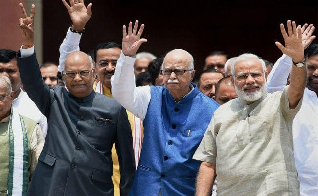 आडवाणी की मौजूदगी में रामनाथ कोविंद ने राष्ट्रपति पद के लिए भरा नामांकन