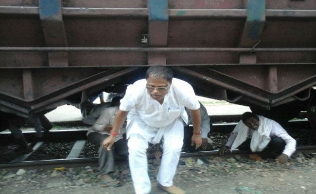 आम इंसान की बात छोड़ें, विधायक भी मालगाड़ी के नीचे से पार होने को हैं मजबूर