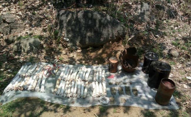 पलामू : CRPF व जिला पुलिस का सर्च ऑपरेशन, विस्फोटक बरामद