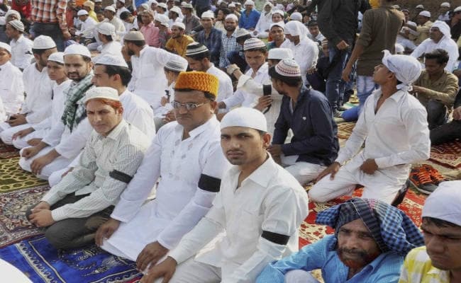 गया : हत्या व भीड़तंत्र के खिलाफ काली पट्टी बांधकर लोगों ने अदा की ईद की नमाज