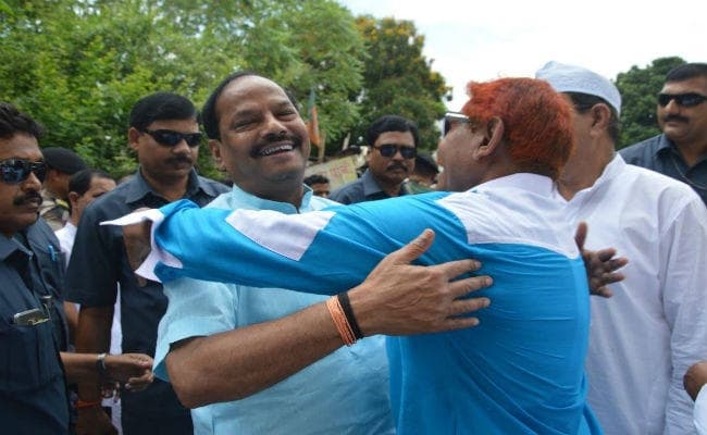 मुख्यमंत्री रघुवर दास ने भालूबासा के मुसलिम बस्ती में मनायी ईद