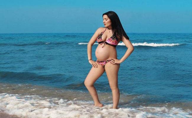 PIC : सेलिना जेटली ने #bikini में दिखाया #BABYBUMP, कहा- सुंदरता, स्वास्थ्य और स्ट्रेंथ हर साइज में आती है
