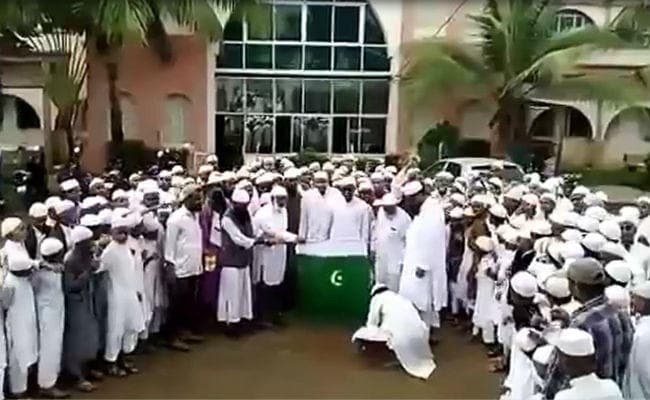 VIDEO : ... जब भारतीय मुसलमानों ने जलाया पाकिस्तानी झंडा, लगाये पाकिस्तान मुर्दाबाद के नारे