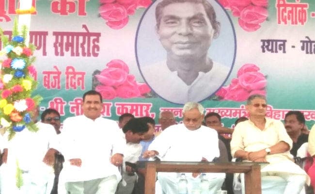 नीतीश ने किया स्वतंत्रता सेनानी की प्रतिमा का अनावरण, कहा- सूबे में शराबबंदी के बाद अब दहेजबंदी और बालविवाह प्रथा बंदी