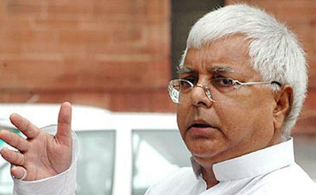 VIDEO : कोर्ट में पेश हुए लालू, कहा - हुजूर पॉलीटिकल आदमी हैं, उपस्थिति में छूट दी जाये