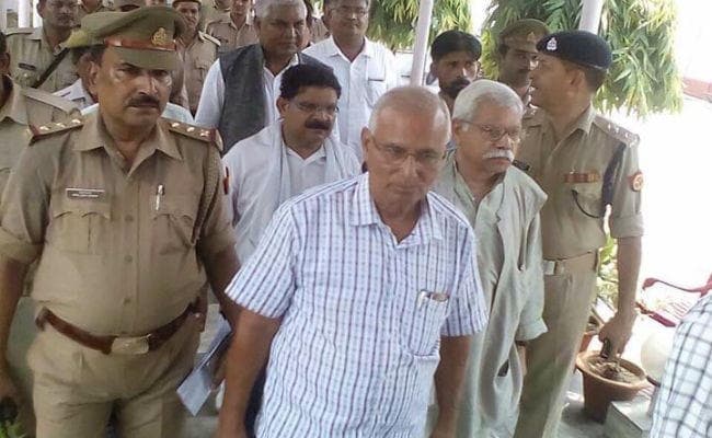 योगी सरकार के खिलाफ प्रदर्शन करने वाले रिटायर्ड IPS सहित 31 गिरफ्तार