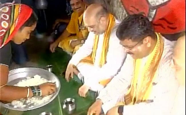 अमित शाह ने ओडिशा में गंजाम जिले में ग्रामीण परिवार के घर खाया खाना